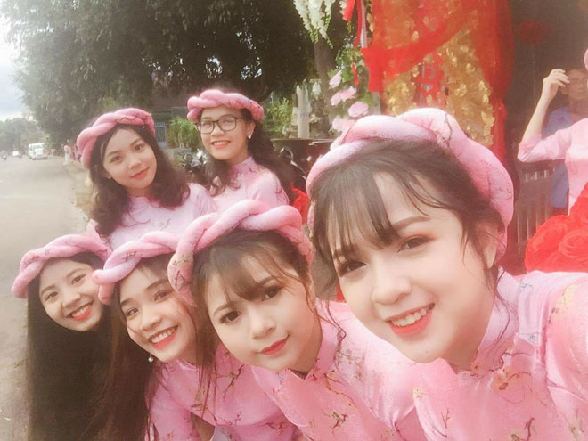 Ngắm dàn thiếu nữ bê tráp xinh như hoa này, ai cũng tự hỏi, có phải Đắk Lắk là vùng đất của mỹ nhân không?